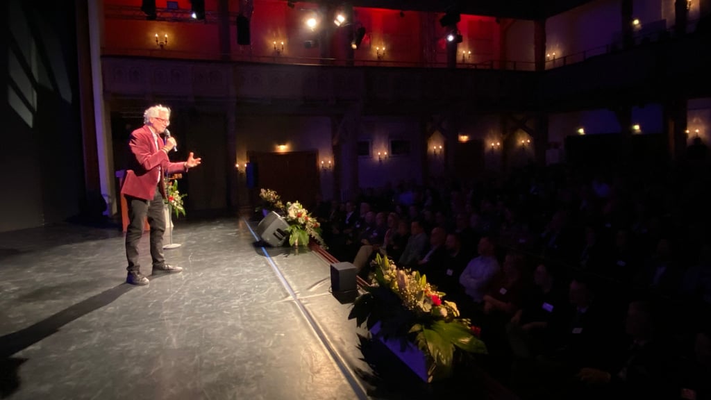 Kabarettist Christoph Brüske gibt den Ausstand des Neujahrsempfangs in Staßfurts Salzlandtheater.
