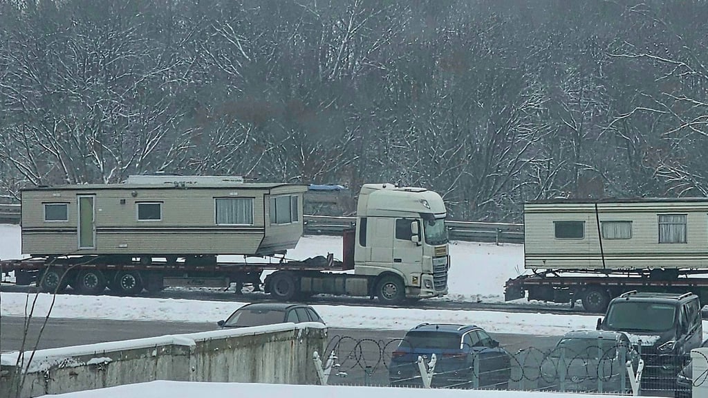 Bei einer Kontrolle zweier Schwertransporter entdeckte die Polizei bei Magdeburg erhebliche Verstöße gegen Auflagen und Sicherheitsvorschriften.