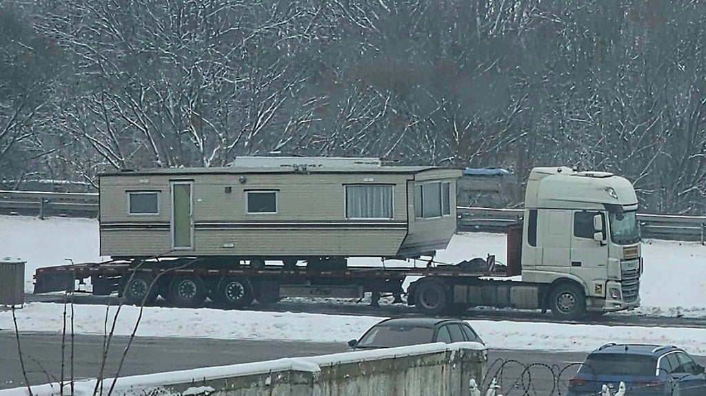 Bei einer Kontrolle zweier Schwertransporter entdeckte die Polizei bei Magdeburg erhebliche Verstöße gegen Auflagen und Sicherheitsvorschriften.