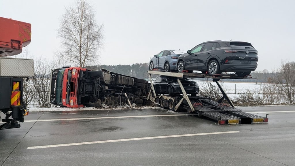 Ein Autotransporter-Gespann geriet auf der Autobahn 1 in Richtung Bremen ins Rutschen. Die Zugmaschine landete im Graben, der Anhänger mit geladenen Autos riss ab und blieb auf der Fahrbahn stehen.