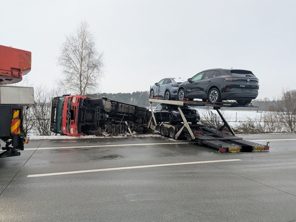 Ein Autotransporter-Gespann geriet auf der Autobahn 1 in Richtung Bremen ins Rutschen. Die Zugmaschine landete im Graben, der Anhänger mit geladenen Autos riss ab und blieb auf der Fahrbahn stehen.