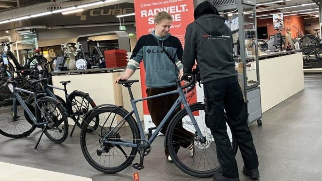 Zufriedener Kunde: Hagen Stephan aus Halle (links) hat sich am Samstag im Radwelt Store im Südstadt Center ein neues Fahrrad gekauft. Eine Schließung des Centers würde er sehr bedauern, sagt der Hallenser.