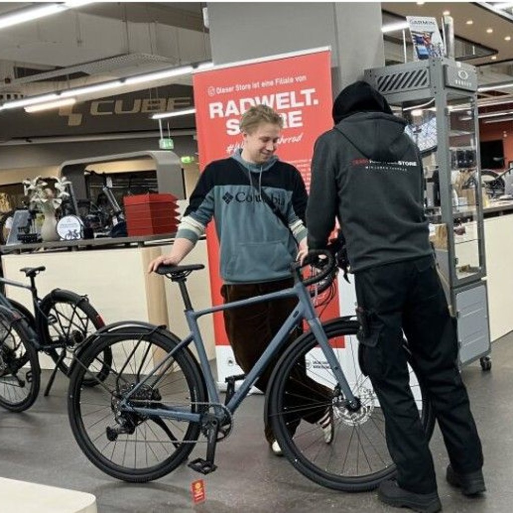 Zufriedener Kunde: Hagen Stephan aus Halle (links) hat sich am Samstag im Radwelt Store im Südstadt Center ein neues Fahrrad gekauft. Eine Schließung des Centers würde er sehr bedauern, sagt der Hallenser.
