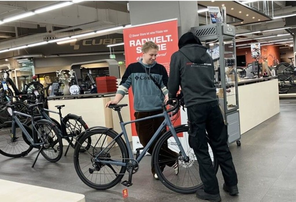 Zufriedener Kunde: Hagen Stephan aus Halle (links) hat sich am Samstag im Radwelt Store im Südstadt Center ein neues Fahrrad gekauft. Eine Schließung des Centers würde er sehr bedauern, sagt der Hallenser.