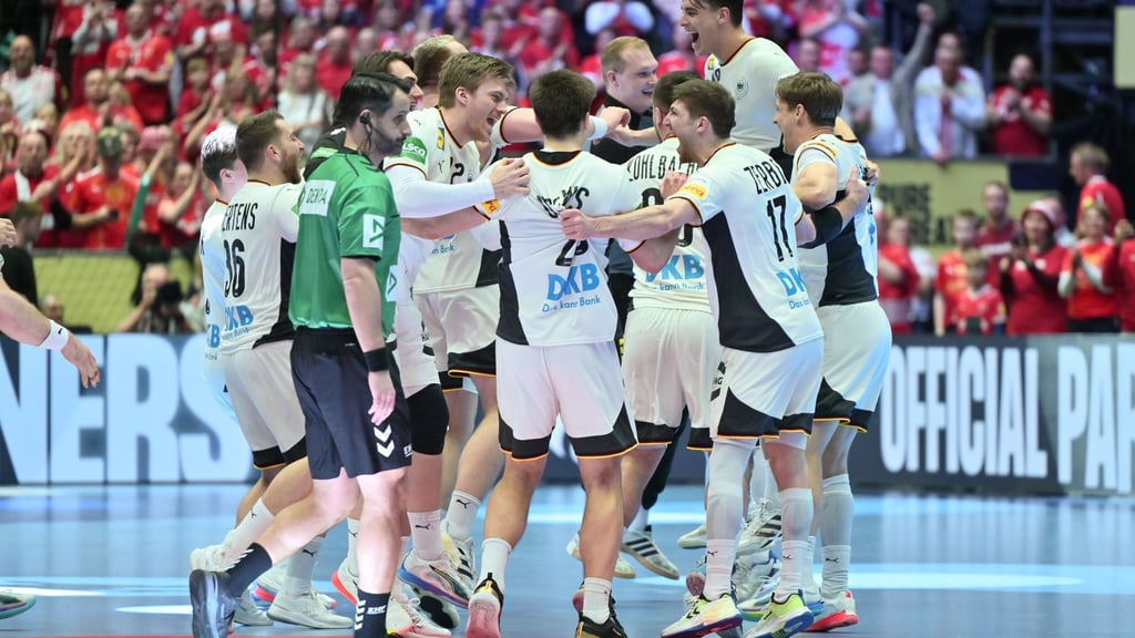 Die deutschen Handballer möchten auch im EM-Endspiel gegen Dänemark jubeln.