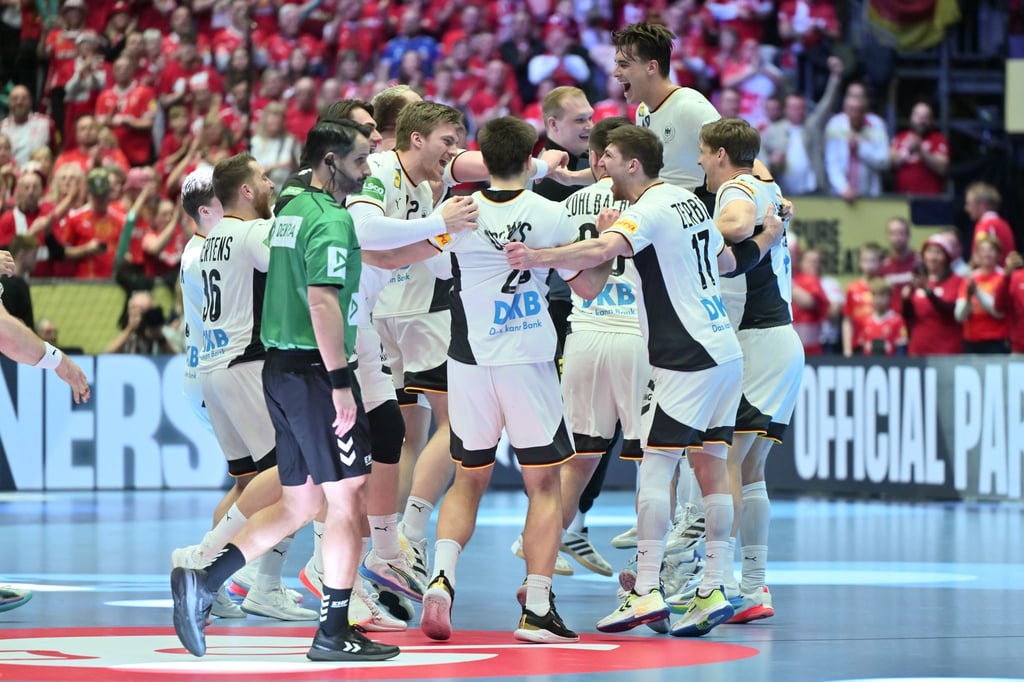 Die deutschen Handballer möchten auch im EM-Endspiel gegen Dänemark jubeln.