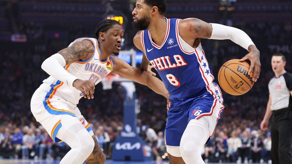Die Philadelphia 76ers müssen länger auf Paul George (r) verzichten. (Archivbild)