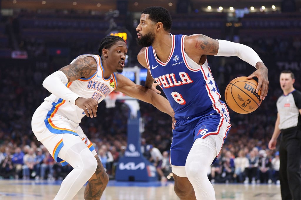 Die Philadelphia 76ers müssen länger auf Paul George (r) verzichten. (Archivbild)