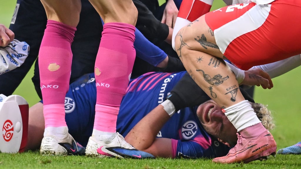 Benedict Hollerbach verletzt sich ohne Einwirkung des Gegners.