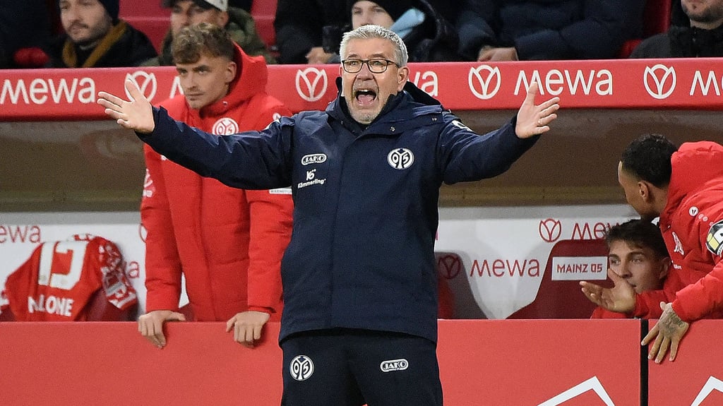 Trainer Urs Fischer beschwert sich über eine Schiedsrichter-Entscheidung.