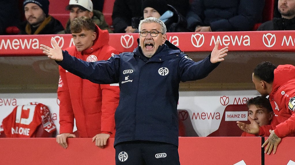 Trainer Urs Fischer beschwert sich über eine Schiedsrichter-Entscheidung.