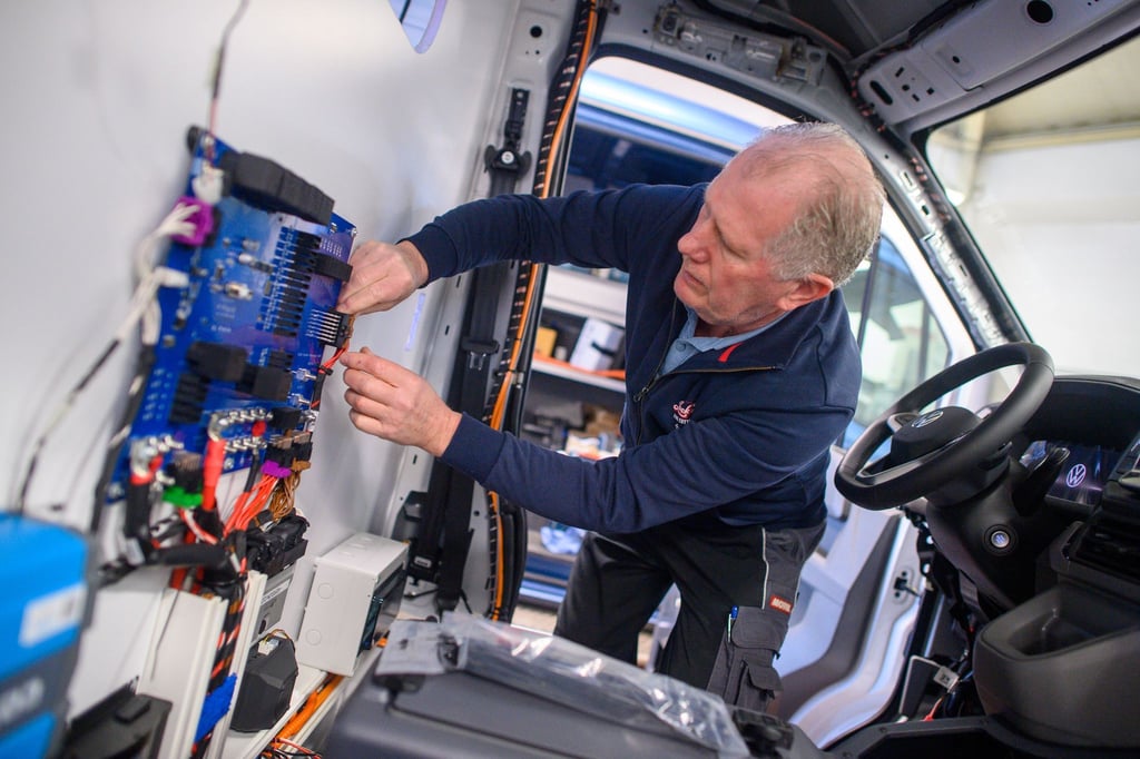 Wünschewagen oder Wunsch-Ambulanzen sind aufwendig umgebaute Krankentransportfahrzeuge.