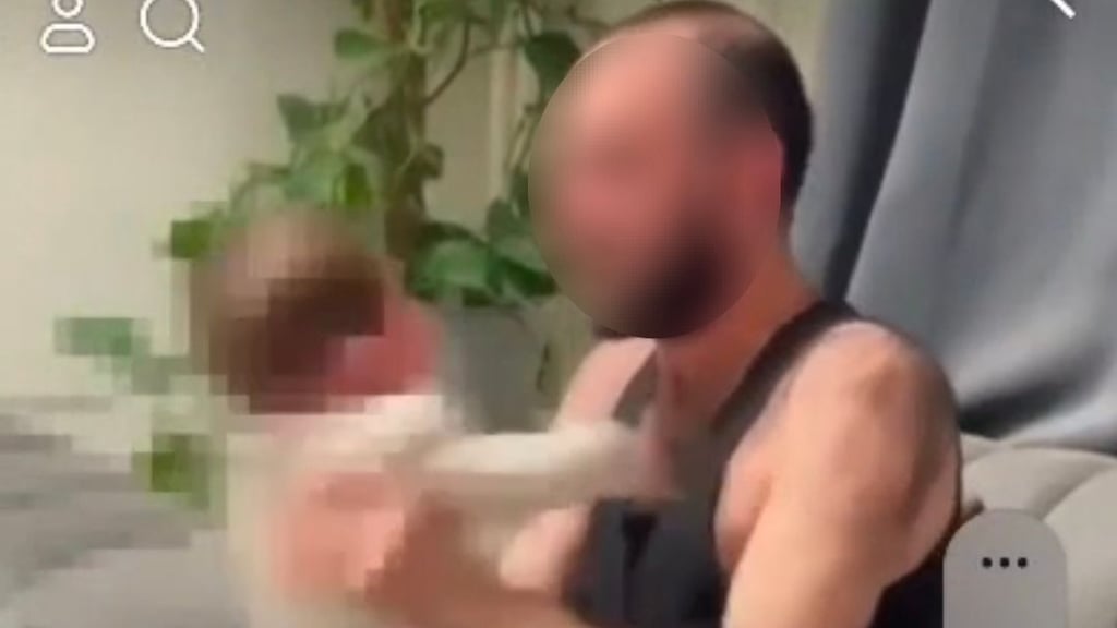 In einem schockierendem Video wird ein Säugling massiv geschüttelt und geschlagen. Die Szenen sind massiv verstörend. 