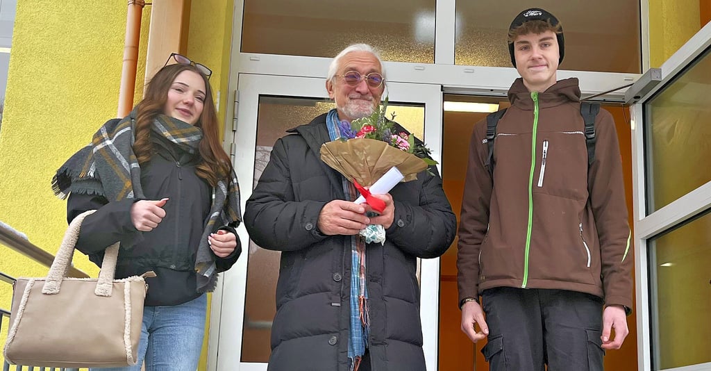 Nils Weidner und Leonie Matzon vom Schülerrat übergaben Abschiedsgeschenke an Schulleiter Frank Morgenstern. 