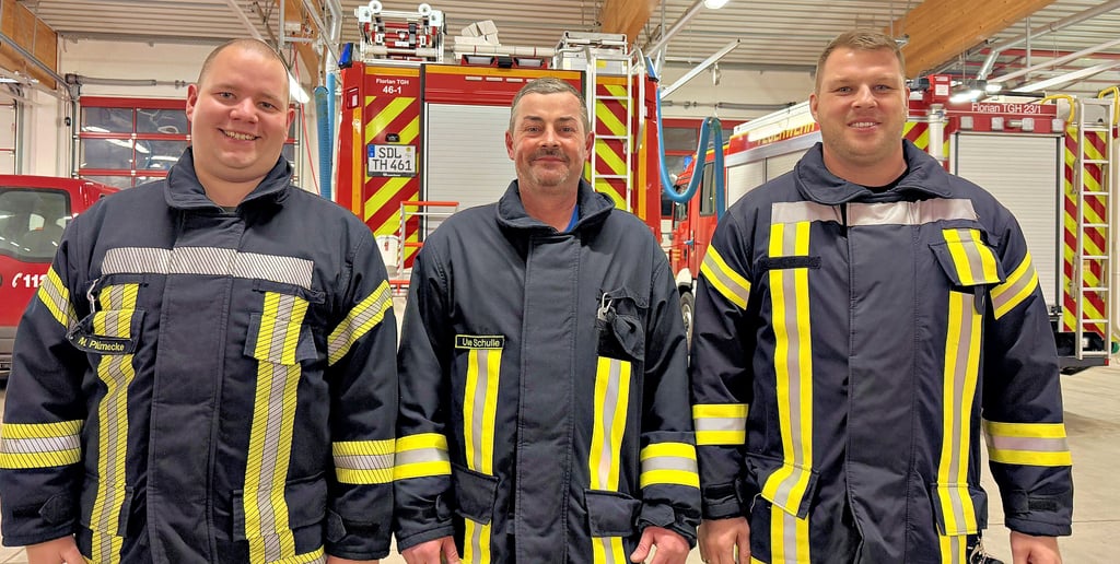 Marvin Plümecke (von links), Uwe Schulle und Tobias Friedrichsdorf sind drei von rund 40 Aktiven bei der Feuerwehr in Tangerhütte.