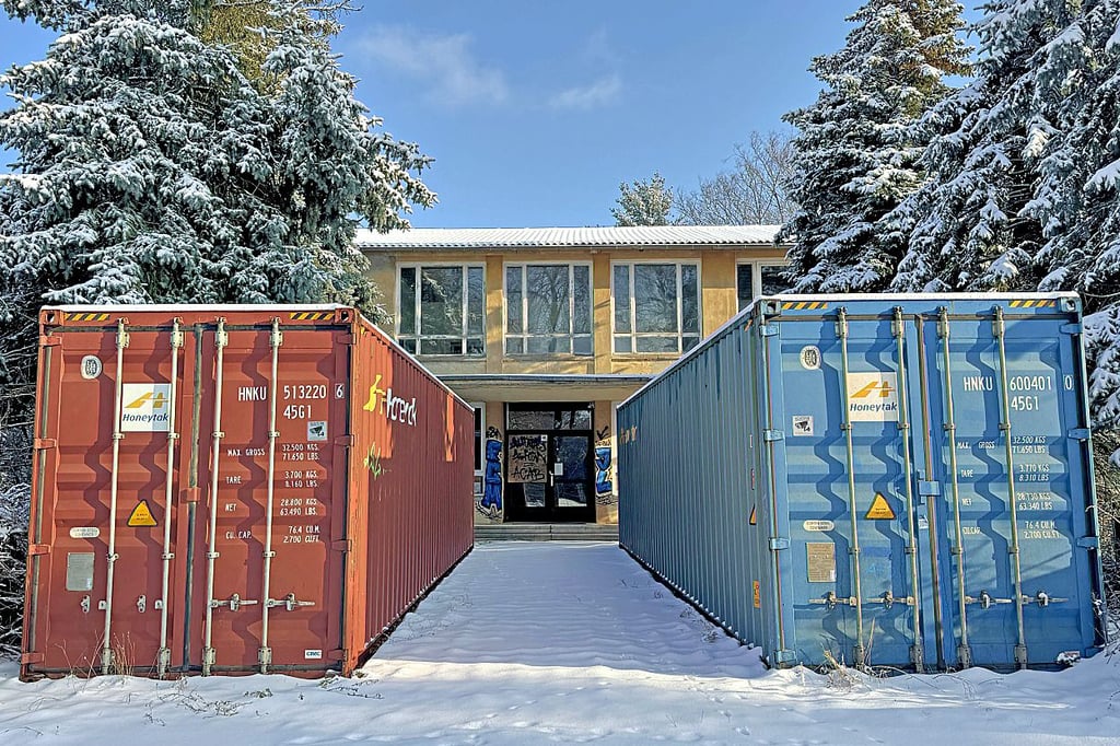 Zwei Container stehen vor der ehemaligen Schule am Loburger Triftweg.