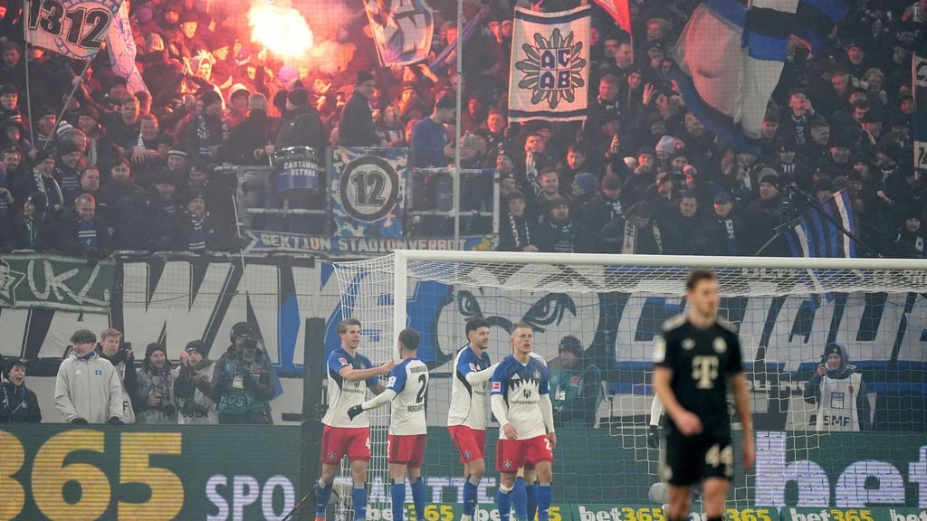 Gefeierter HSV-Mann Luka Vuskovic (l) nach seinem Tor zum 2:2.