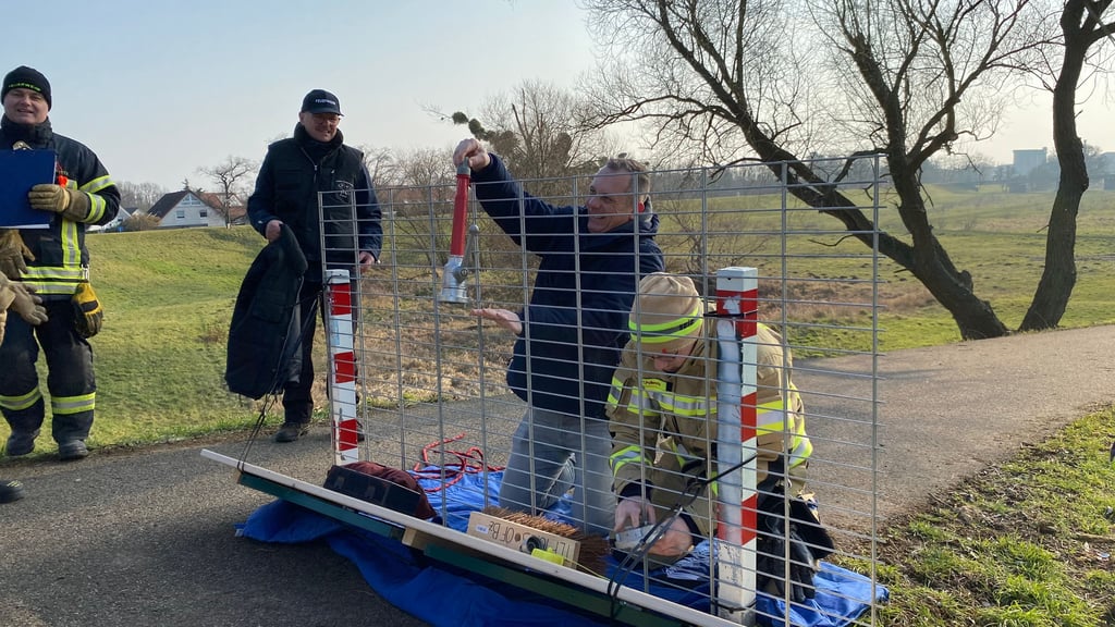 Impressionen vom Wintermarsch 2025 in Biederitz. An sieben Stationen galt es beispielsweise, mit Händen durch einen Gitterzaun Feuerwehrausrüstung zu balancieren.