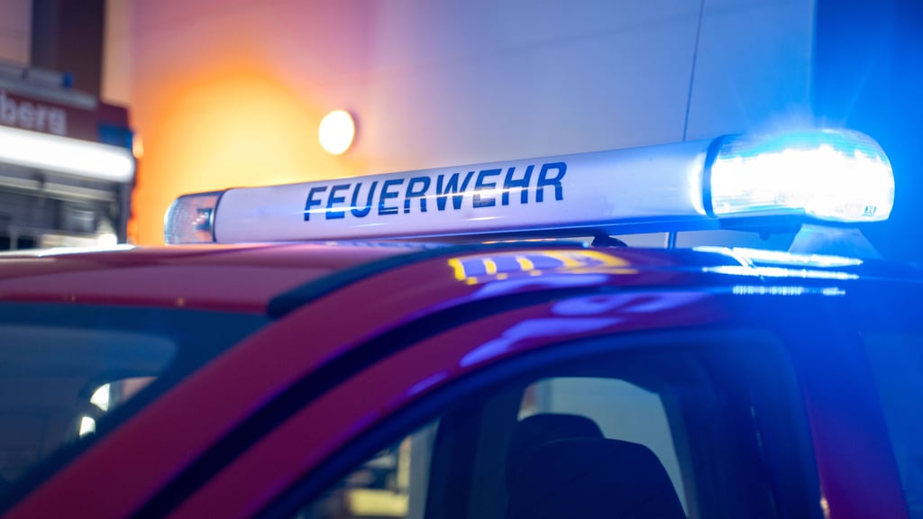 Ein Einsatzfahrzeug der Feuerwehr. Die Hettstedter Feuerwehr löschte das brennende Fahrzeug.