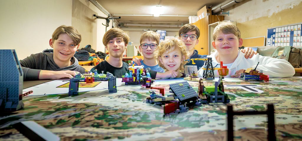 Ohne Coach erfolgreich: Elias (15, v.l.), Kai (17), Theodor (10), Nils (11), Eigk (17) und Leon (11) belegten den 4. Platz beim Regionalausscheid der First Lego League. Es war die bisher beste Platzierung der Schüler der Gommeraner Sekundarschule „Fritz Heicke“ beim Wettbewerb.