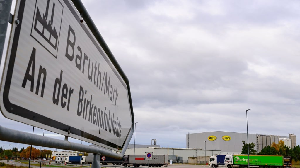 Die Pläne für den Ausbau der Getränkeproduktion der Firmen Rauch und Red Bull in Baruth/Mark stoßen auf Kritik. (Archivbild)