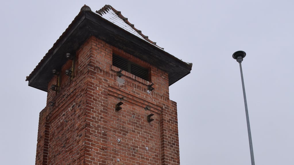 Der alte Trafoturm in Beese, daneben die Sirene des Dorfes.