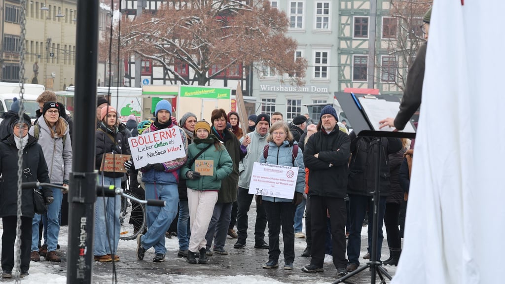 Etwa 100 Menschen haben in Erfurt für ein Verbot von privatem Silvesterfeuerwerk demonstriert.