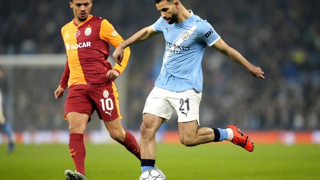 Leroy Sané (l) verletzte sich im Duell mit City.