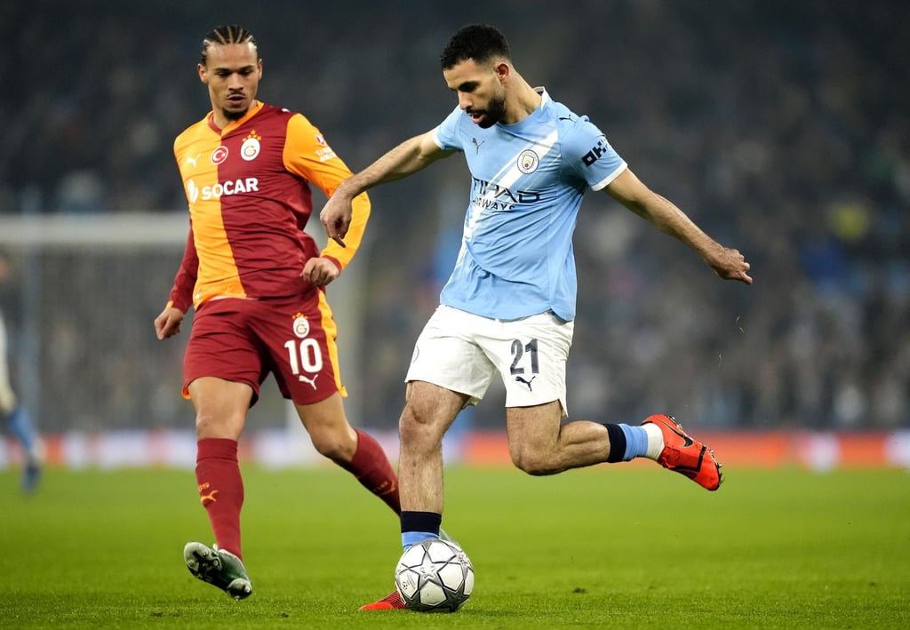 Leroy Sané (l) verletzte sich im Duell mit City.