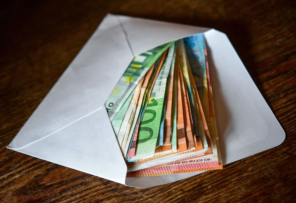 Mehr als 100.000 Euro in bar übergab die Rentnerin den Trickbetrügern. (Symbolbild)