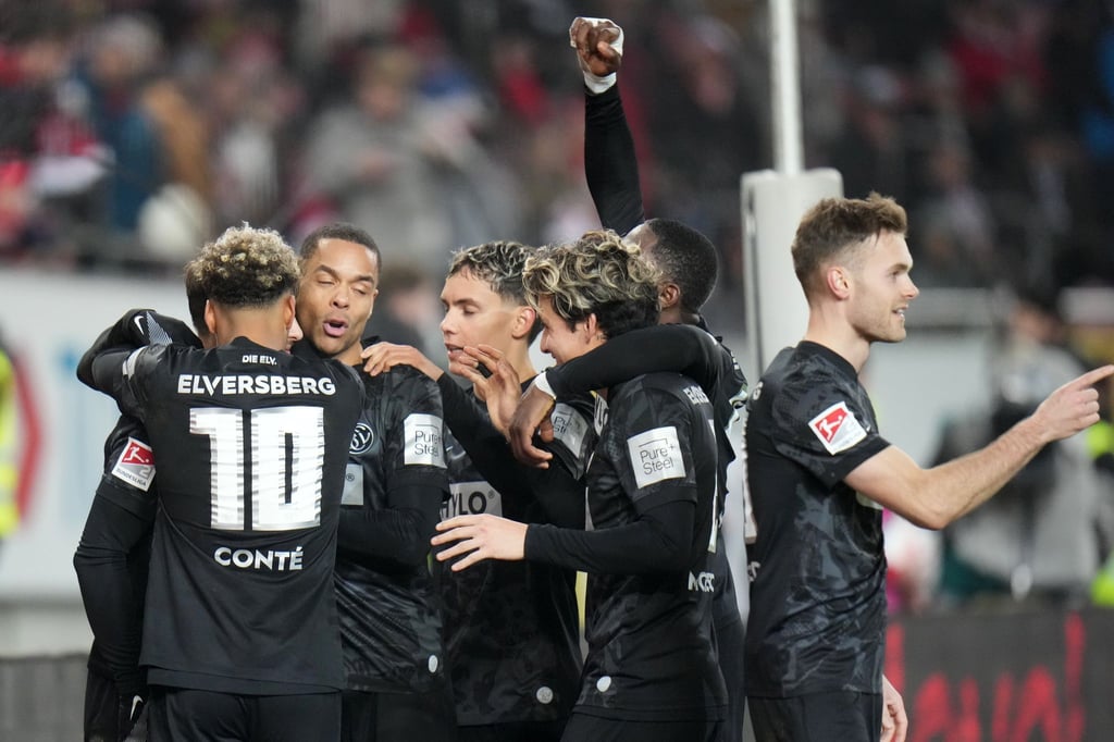 Die Elversberger feiern den Sieg in Kaiserslautern.