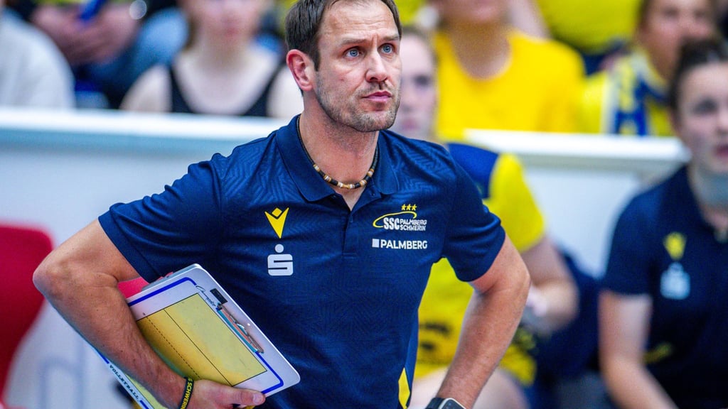 Schwerins Trainer Felix Koslowski freut sich über den Sieg gegen den DSC. (Archivbild)