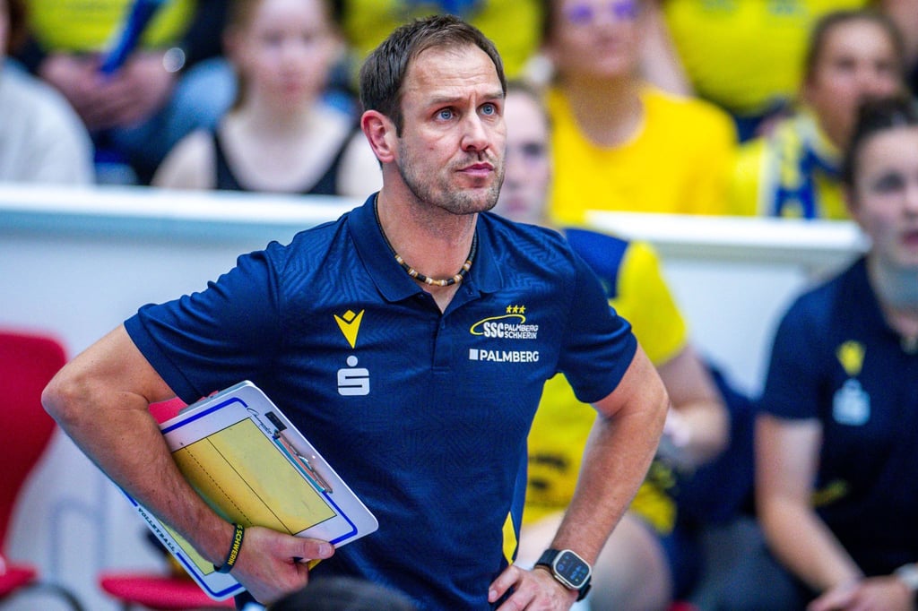 Schwerins Trainer Felix Koslowski freut sich über den Sieg gegen den DSC. (Archivbild)