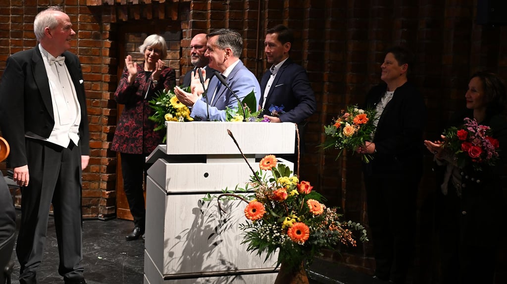 Nicht nur jede Menge Blumen gab es für Johannes Rieger am 30. Januar 2026 im Großen Haus Halberstadt des Harztheaters. 