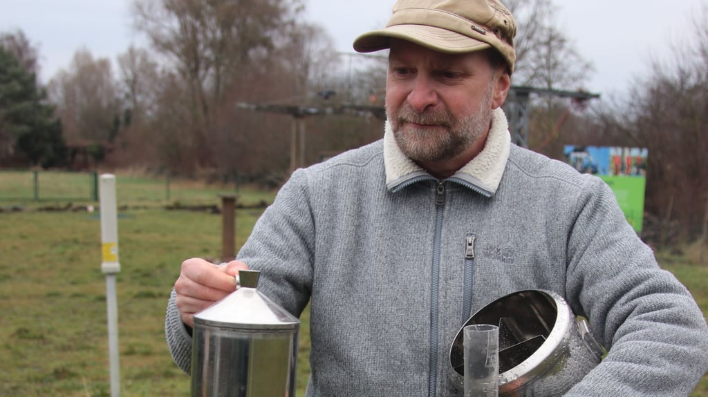Michael Kaatz mit den Messgeräten , die der Deutsche Wetterdienst ihm  für Niederschläge auf dem Storchenhofgelände zur Verfügung stellt.