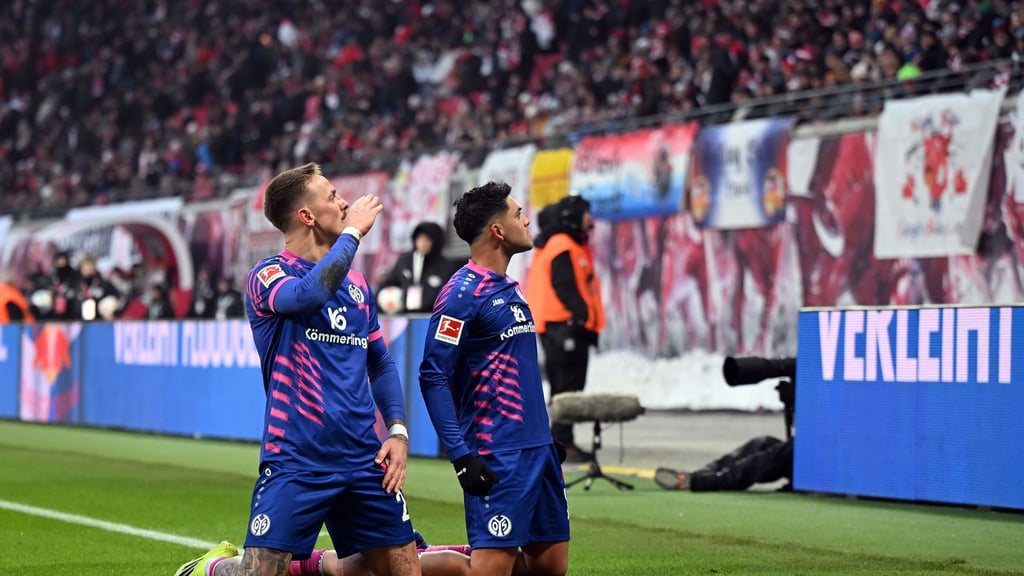 Nadiem Amiri (r) und Phillip Tietz feiern sich für den Ausgleich.