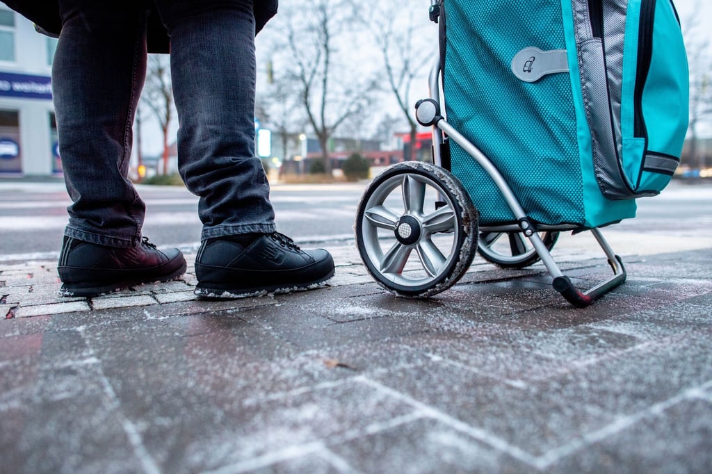 Auf Berliner Gehwegen darf bei Glatteis nun Streusalz zum Einsatz kommen. (Symbolbild)