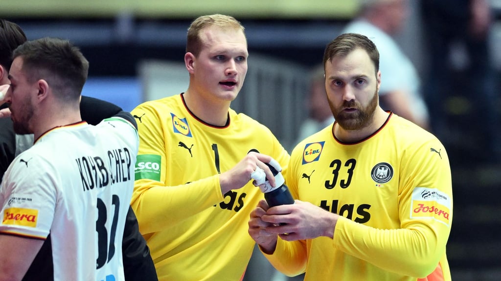 Andreas Wolff (r) hat die Torwart-Diskussion nach dem EM-Hauptrundenspiel gegen Dänemark kritisiert.