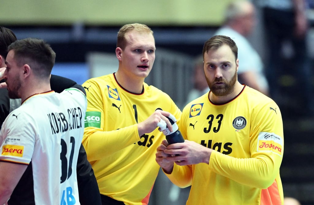 Andreas Wolff (r) hat die Torwart-Diskussion nach dem EM-Hauptrundenspiel gegen Dänemark kritisiert.