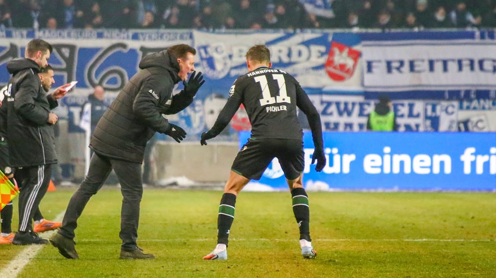 Es war eine kuriose Szene beim Spiel zwischen dem FCM und Hannover 96: Kurzzeitig coachte Christian Titz am Freitag auf dem Platz.