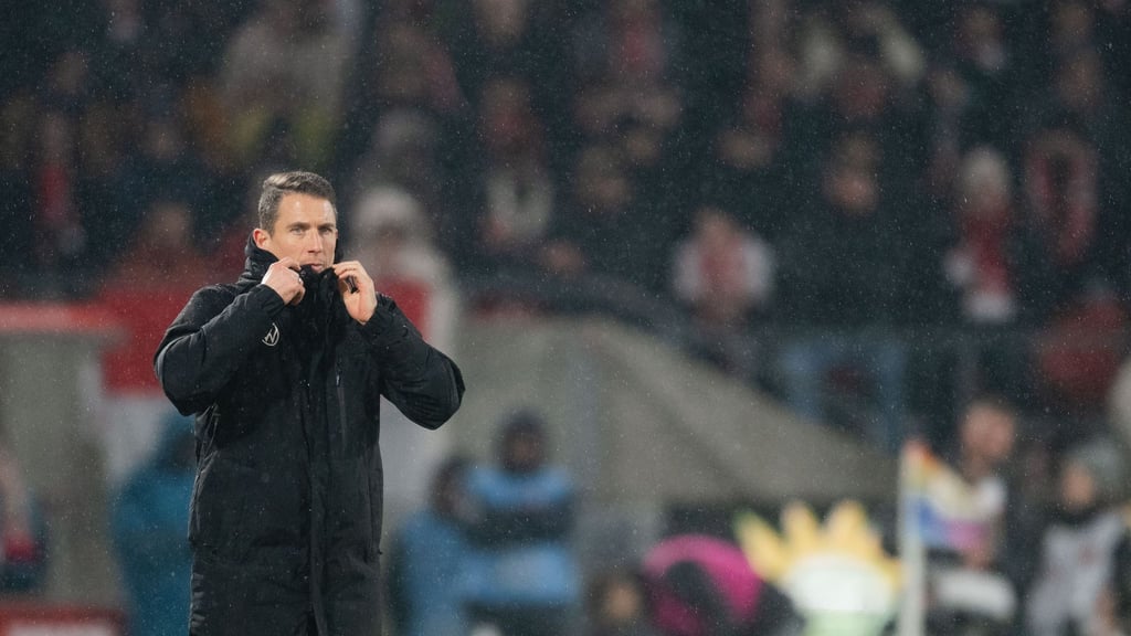 Nach der 0:1-Niederlage in Köln enttäuscht: Wolfsburgs Coach Daniel Bauer (r).