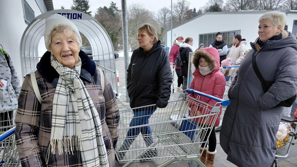Am Samstag , 31. Januar eröffnete in Zeitz ein Action-Markt. Brunhilde Kampfrath (links) gehörte zu den ersten Kunden. 