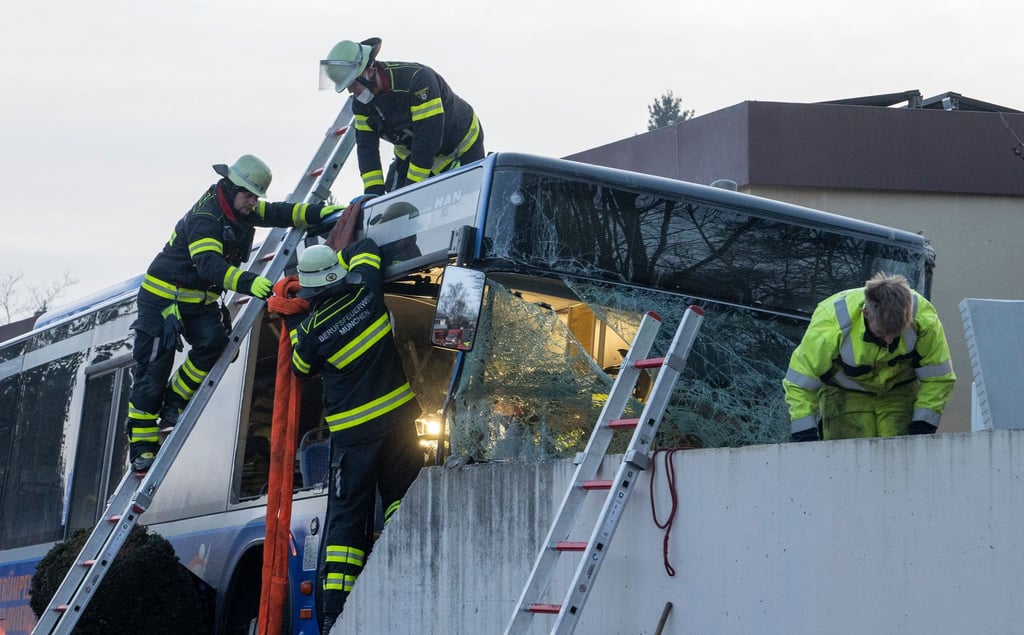 Die Feuerwehr war mit zahlreichen Kräften am Unfallort.