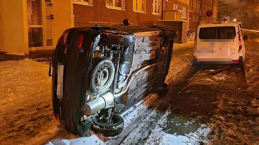 Einer der Kleinwagen, die mitten in der Nacht in Quedlinburg auf die Seite gedreht wurden.