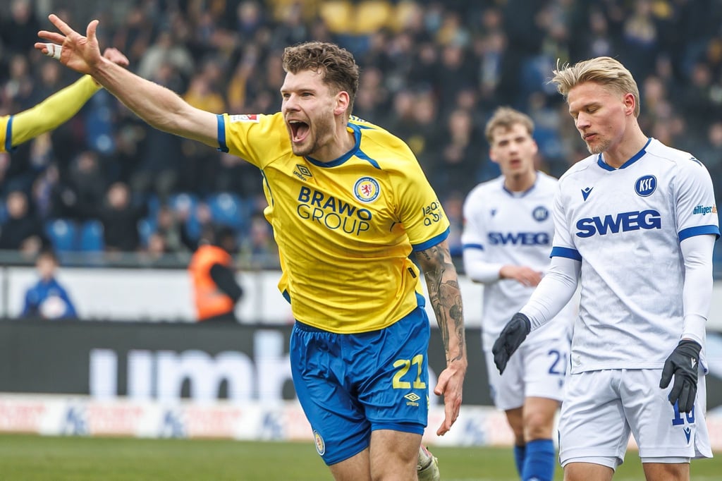 Kevin Ehlers bejubelt seinen Treffer.