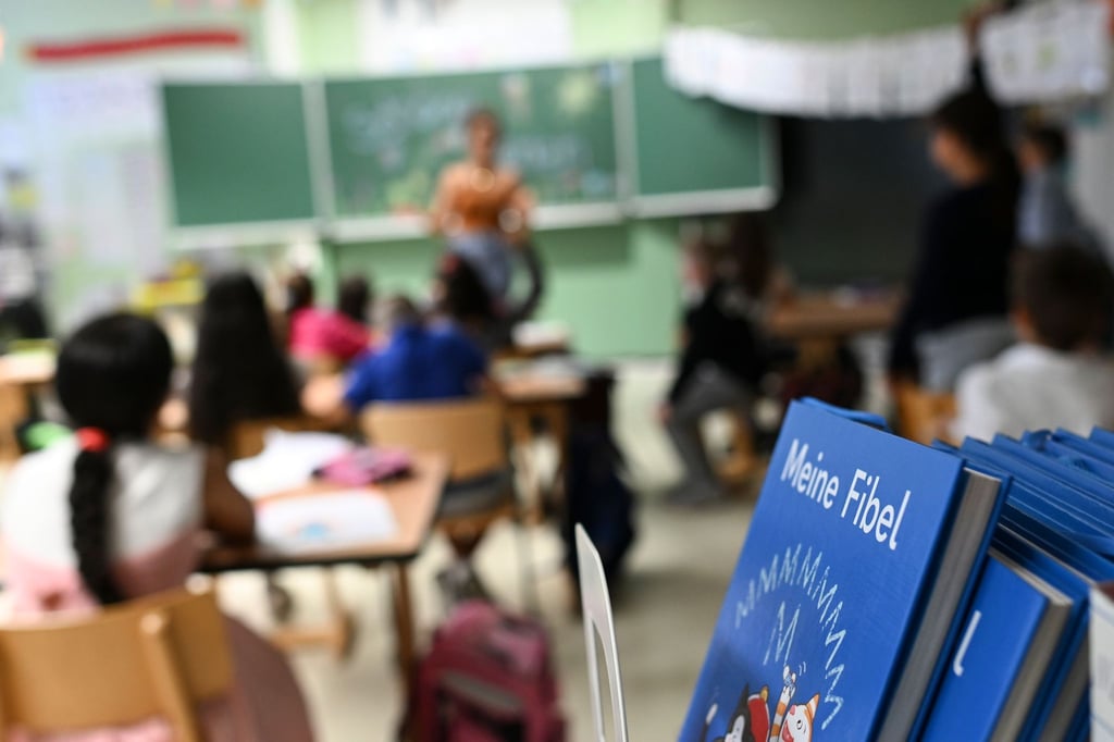 Die Brandenburger Lehrerinnen und Lehrer unterrichten ab dem zweiten Halbjahr eine Stunde mehr in der Woche. (Archivbild)