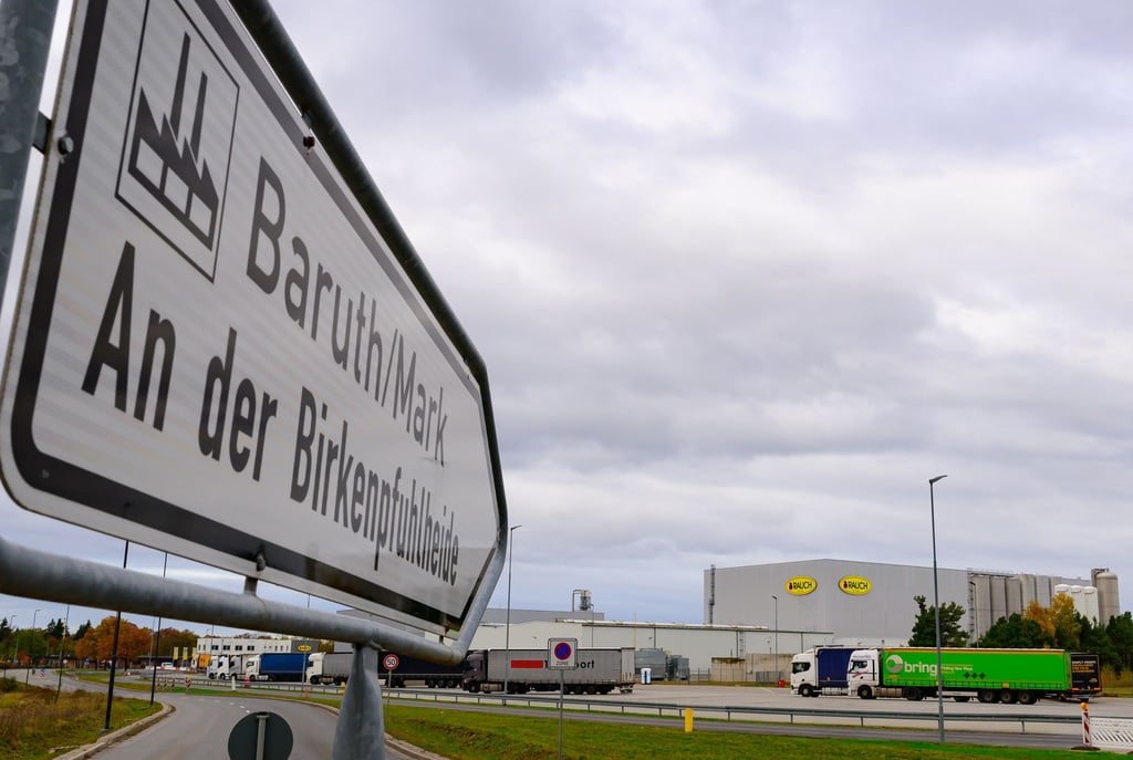Die Pläne für den Ausbau der Getränkeproduktion der Firmen Rauch und Red Bull in Baruth/Mark stoßen auf Kritik. (Archivbild)