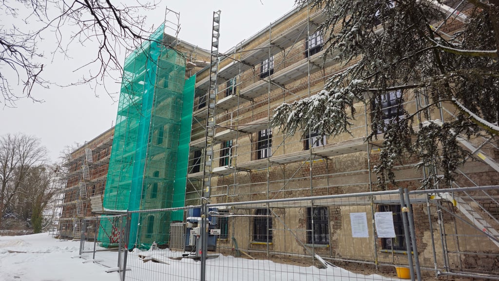 Die Fassade des Frauenkloster wird derzeit saniert.