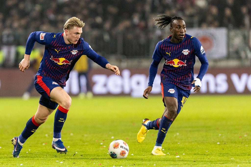 Conrad Harder spielt auf dem rechten Flügel, Yan Diomande links.