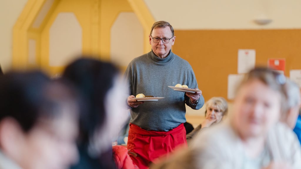 Bundestagsvizepräsident Bodo Ramelow (Linke) betätigt sich am letzten Öffnungstag der Saison 2025/26 im „Restaurant des Herzens“ als Kellner und serviert Bedürftigen Sauerbraten und Klöße.